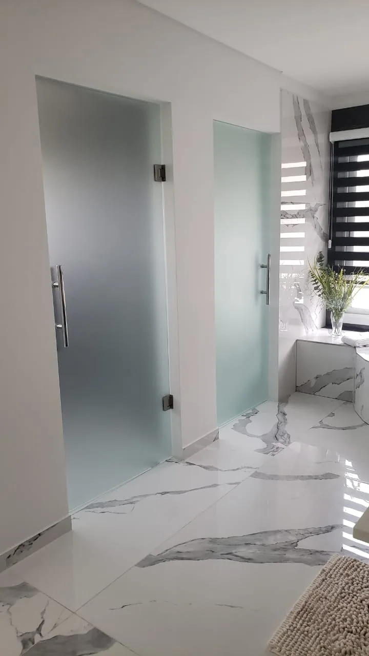 Divisiones de oficina con puertas de vidrio esmerilado realizadas por J&N Aluminio en Neuquén